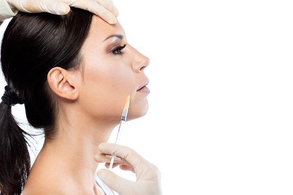 donna che si sottopone ad un trattamento di botox