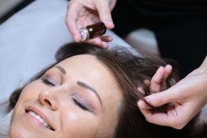 donna che è in una delle migliori cliniche per il trapianto di capelli in Italia