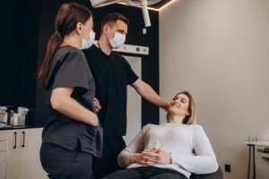medico estetico con una paziente