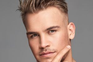 uomo contento dopo essersi sottoposto ad un trapianto di capelli a Milano