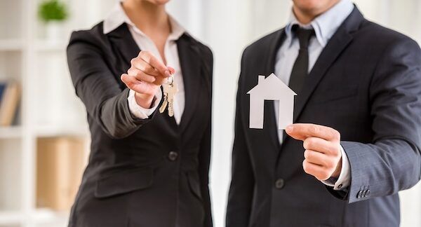 due agenti immobiliari di agenzie immobiliari italiane