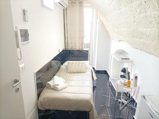 interno affittacamere letto singolo finestra aria condizionata