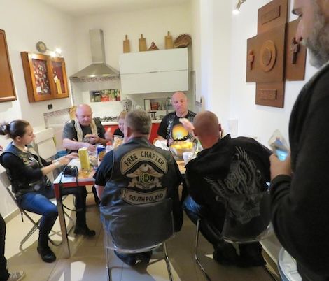 gruppo di bikers che mangia una colazione buffet presso un affittacamere
