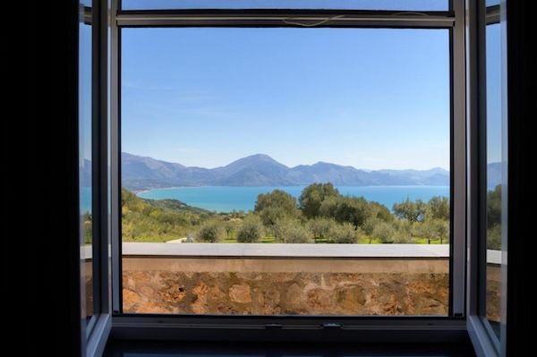 finestra con vista su un golfo con mare