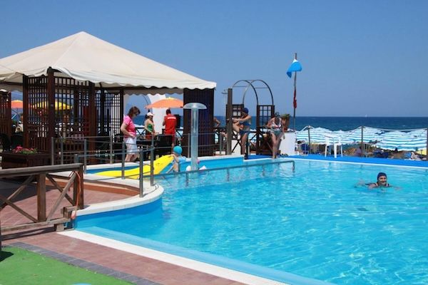 piscina con natante e ombrelloni da spiaggia