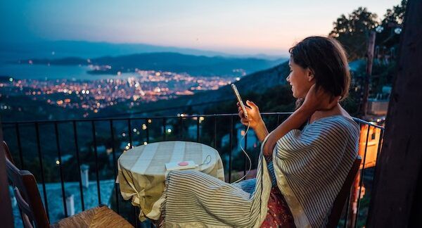 sul golfo di Napoli donna al cellulare scena romantica