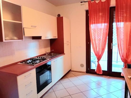 interno dell'affittacamere soggiorno cucina tenda balcone