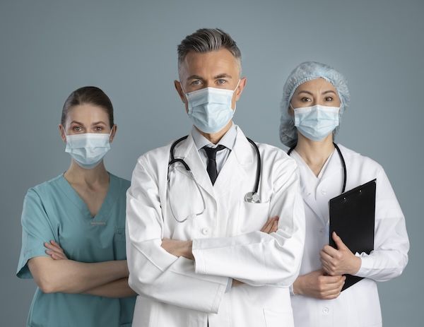 Medico e infermieri in attrezzature speciali.