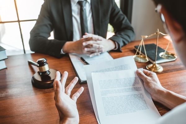 Sezione media di avvocati che discutono in ufficio.