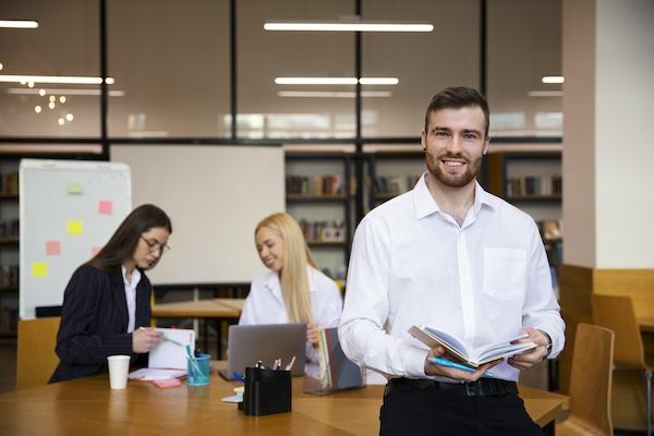 Acercamiento a un joven empresario que realiza una pasantía