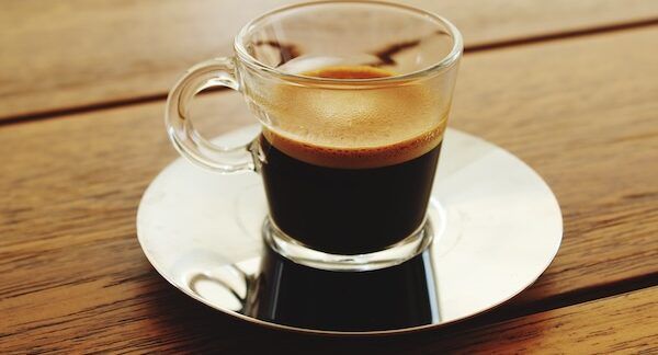 Primo piano di una tazza di caffè sul tavolo.