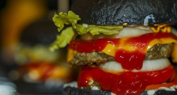 primo piano hamburger ketchup