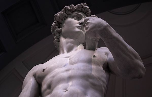 Tiro a bassa angolazione del David di Michelangelo nella Galleria dell'Accademia di Firenze.