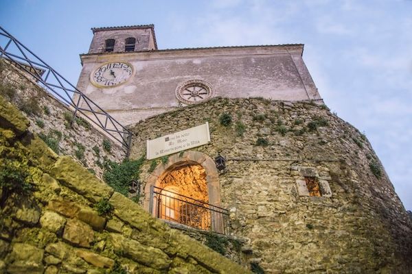vista dalla chiesa di santo Stefano museo delle mummie Umbria