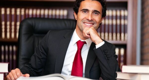 avvocato nel suo studio legale associato