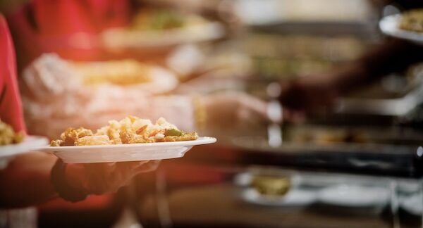 Ritirare il cibo del catering all'ora di cena dopo un buffet in un ristorante cinese