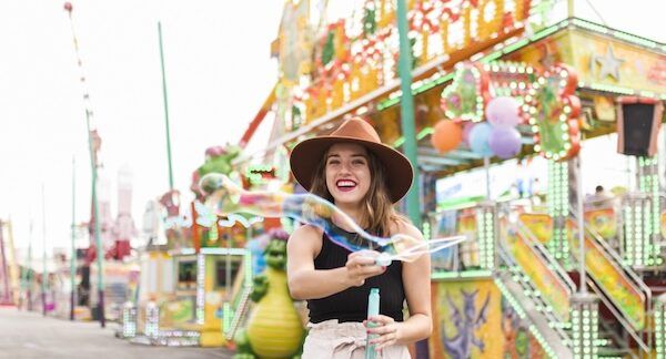 Ragazza giovane felice nel parco divertimento in italia