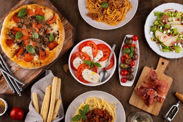 Piatti di cibo italiani diversi