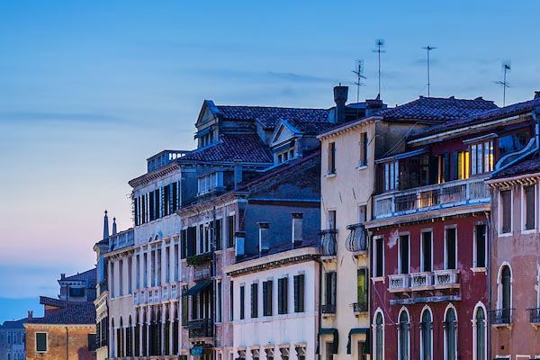 edifici al tramonto a Venezia