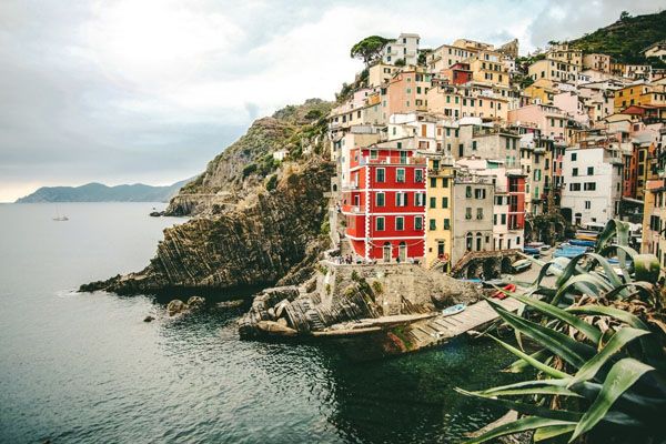 edifici multicolori sulla collina vicino al mare a Manarola