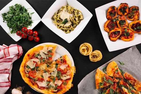 vista dall'alto di diversi piatti della cucina italiana disposti su un tavolo