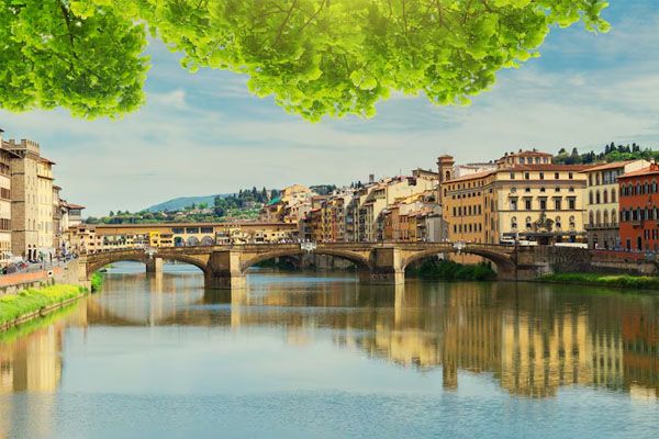 Ponte della Santissima Trinità sul fiume Arno Firenze Italia