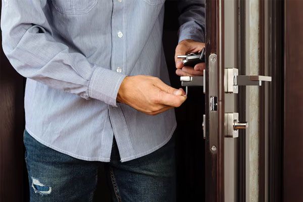Il fabbro installa la maniglia della porta e ripara la serratura della porta
