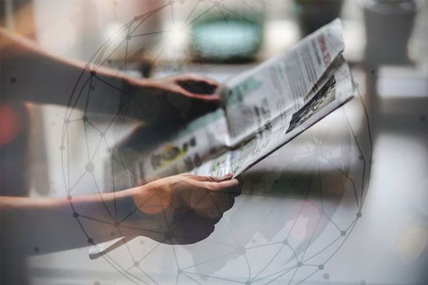 mani che tengono un giornale
