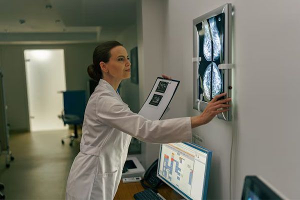 Dottoressa che analizza l'ospedale per la scansione cerebrale con risonanza magnetica