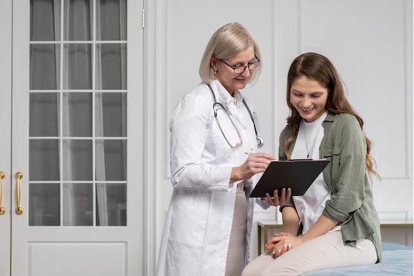 medico sorridente che parla con il paziente in ufficio