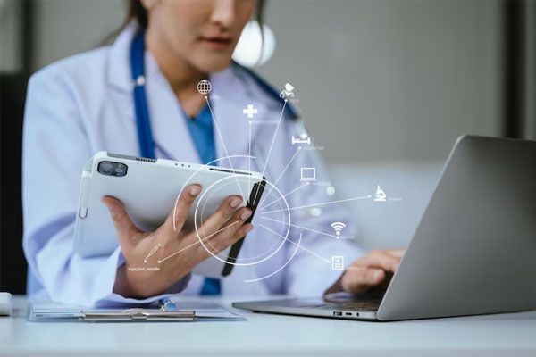 Concetto futuristico di un medico che tiene in mano un dispositivo elettronico con icone di cartelle clinich