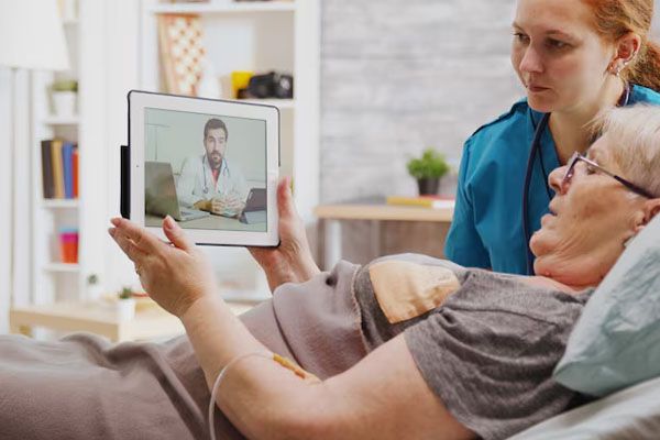 Paziente a letto che parla con il medico tramite videochiamata
