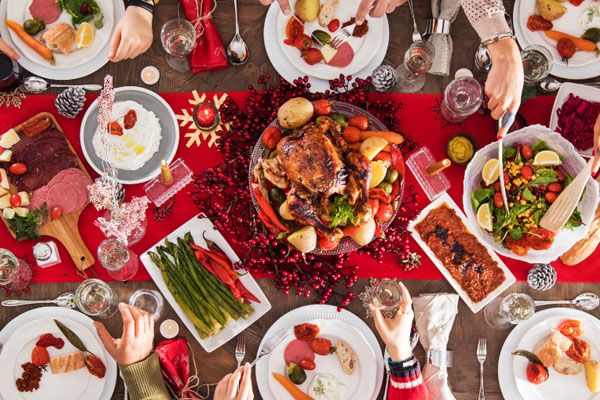 Vista dall'alto di una tradizionale cena di Natale italiana