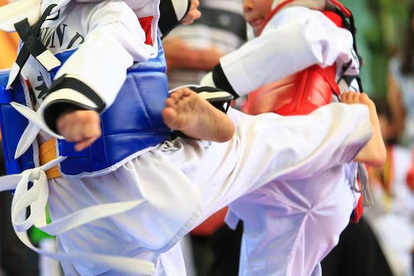 bambini che combattono in una competizione
