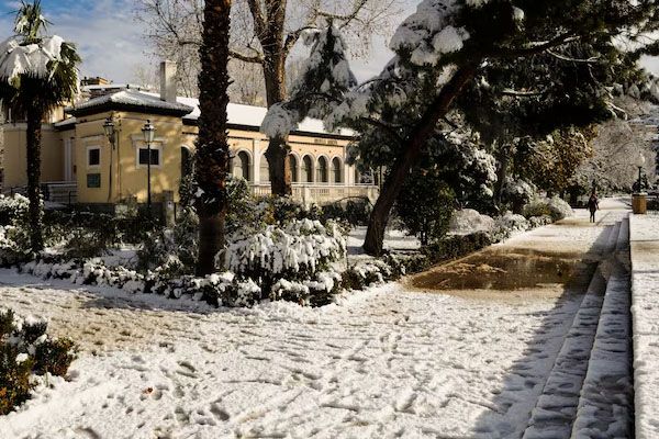 bella strada innevata