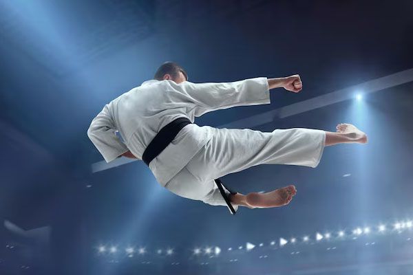 combattente che fa una dimostrazione su un tatami