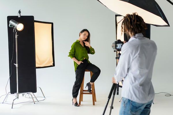 Donna asiatica vestita di verde in posa per un servizio fotografico