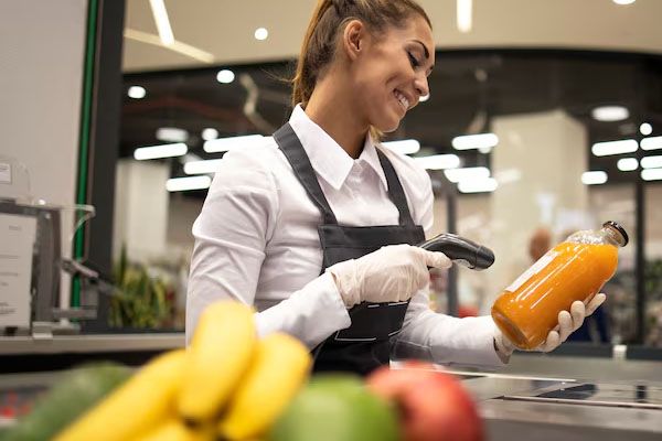 cassiera del supermercato che svolge il suo lavoro