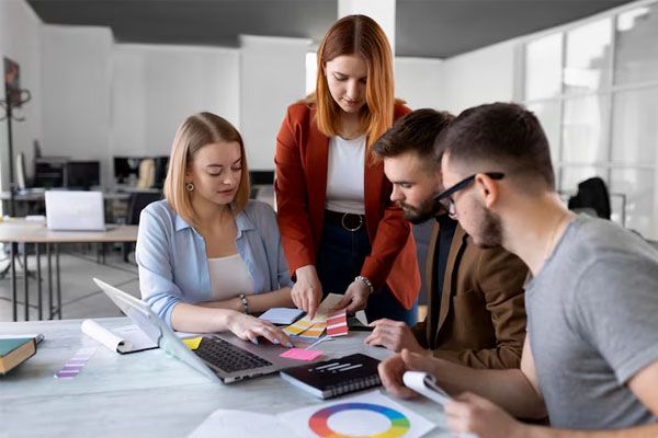 riunione del gruppo di lavoro in un ufficio