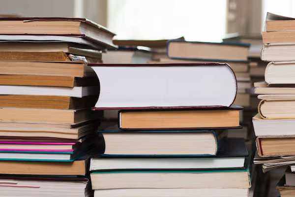 vecchia libreria piena di libri