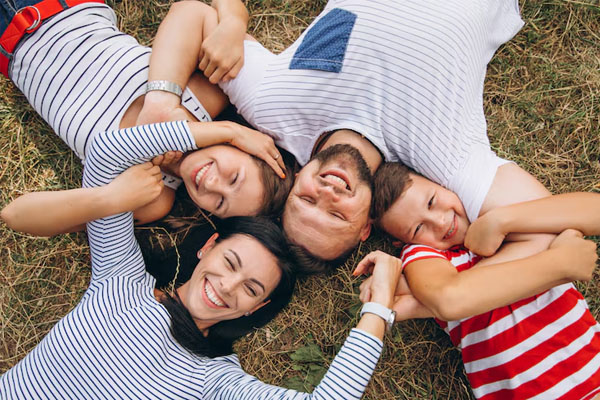 Inquadratura aperta di una famiglia felice che condivide