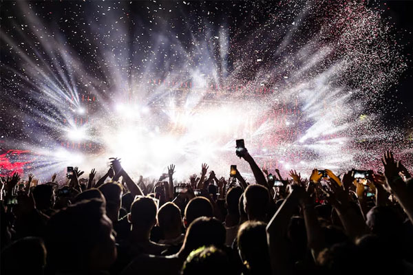 Vista panoramica di un concerto affollato
