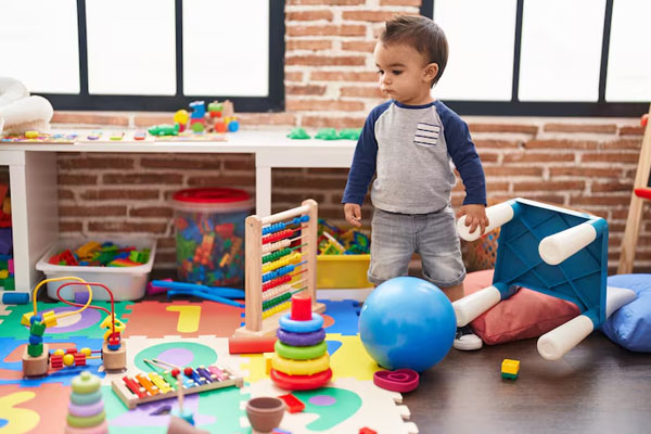 bambino nella stanza che gioca con giocattoli colorati
