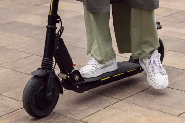 Primo piano di uno skateboard elettrici in una zona pedonale della città