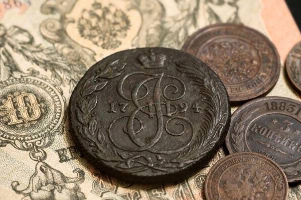 gruppo di monete antiche su una superficie