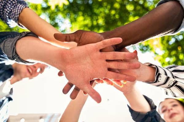 persone che si uniscono in squadra