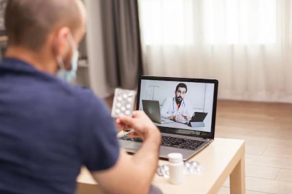 Persona che parla con un medico online tramite webcam