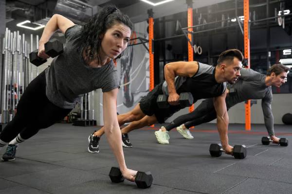 Persone che si allenano in palestra