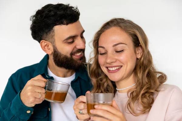 persone che tengono in mano una tazza di tè