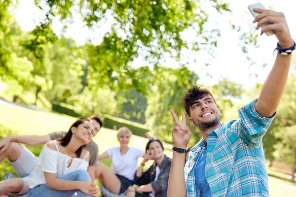persone sorridenti che si godono un parco